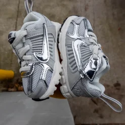 Nike Vomero 5 Athletic Shoe - Baby / Toddler - Photon Dust / Gridiron / Sail / Chrome
